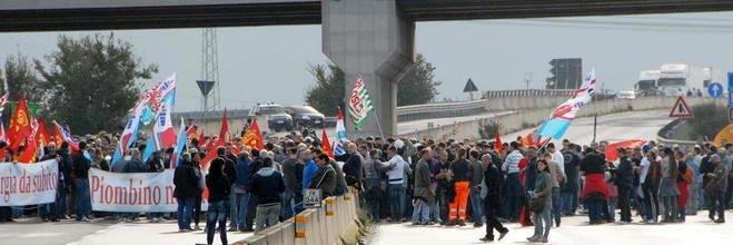 Venturina: superstrada bloccata per un'ora dalla protesta dei lavoratori Lucchini 