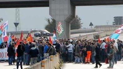Venturina: superstrada bloccata per un'ora dalla protesta dei lavoratori Lucchini