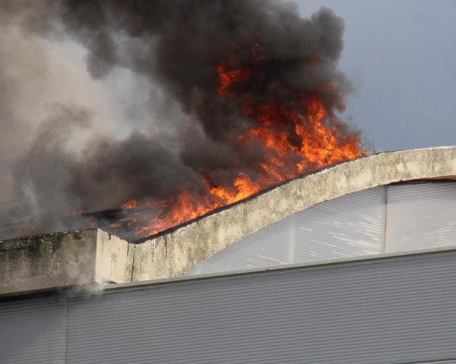 Incendio in una ditta di spedizioni a fuoco i pannelli solari sul tetto 