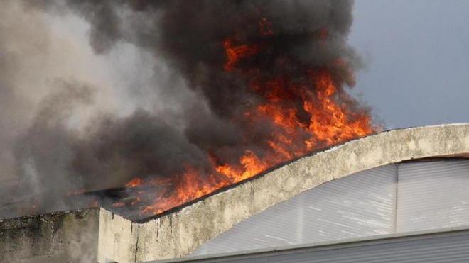 Incendio in una ditta di spedizioni a fuoco i pannelli solari sul tetto