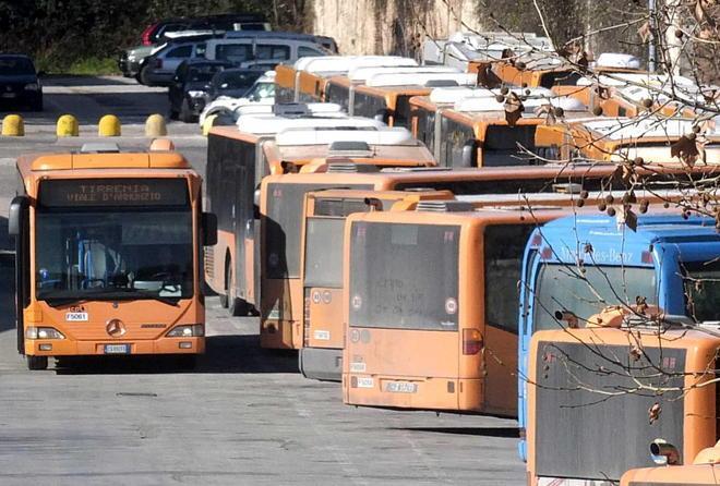 Decine di autisti in malattia, disagi per chi viaggia in autobus 