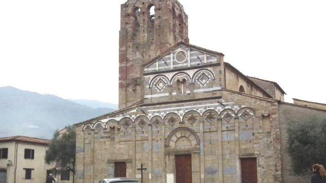 I ladri portano via le gronde di rame della pieve romanica