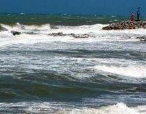 La barca si rovescia, il naufrago rientra a nuoto 