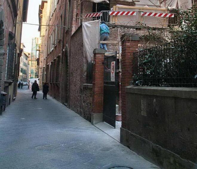 Aggredito e rapinato in via Guinigi 