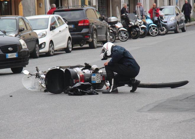 In scooter contro auto, giovane ferito