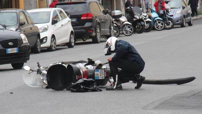 In scooter contro auto, giovane ferito