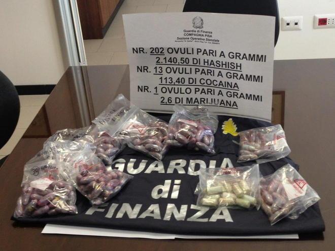 Avevano due chili di hashish nell’addome: arrestati all’arrivo dalla Spagna 