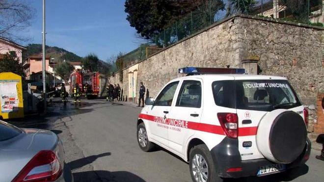 Fa guidare il suo furgone al figlio di sette anni
