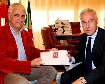 Consegnata a Del Ghingaro la tessera del Pd di Lucca 