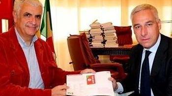 Consegnata a Del Ghingaro la tessera del Pd di Lucca
