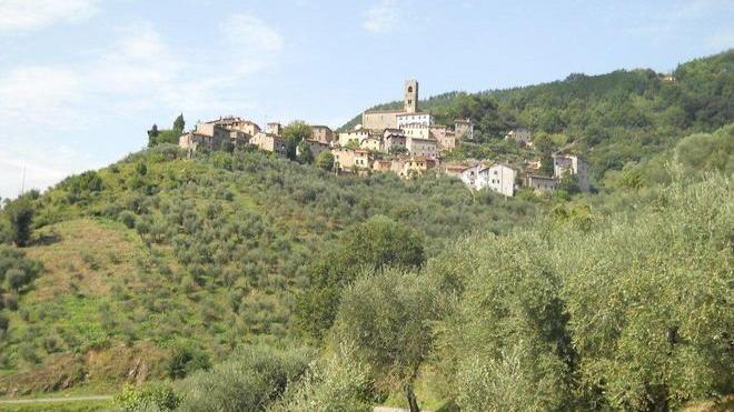 Cede un tratto delle mura a Uzzano Castello