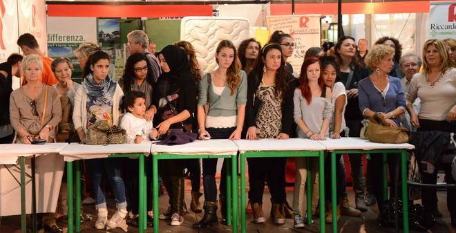 Sfilano gli studenti con gli abiti ideati e realizzati a scuola 
