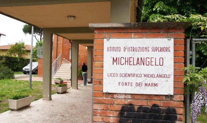 Sorpresi all’alba dentro la scuola 