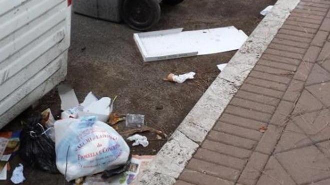 Rifiuti lasciati in strada «Si facciano le multe»