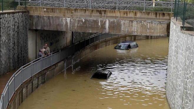 Intrappolati con l’auto nel sottopasso inondato