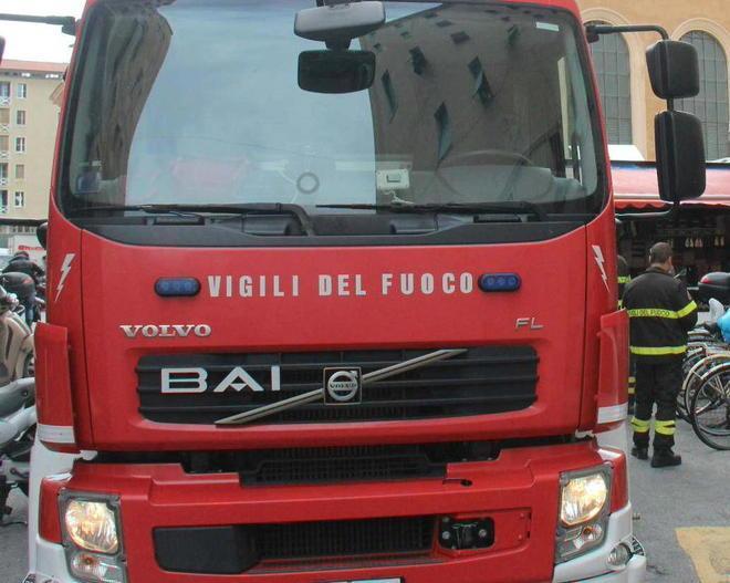 Anziana cade e resta intrappolata nella casa invasa dal fumo 