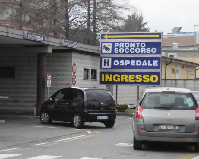 Si stacca il lunotto di un bus navetta sbalzati e contusi cinque passeggeri 