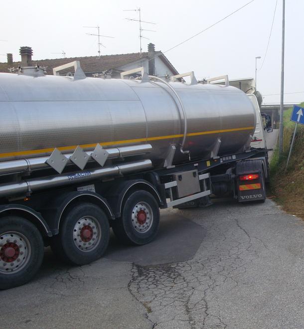 Stretti tra l’argine e la fogna che tracima 
