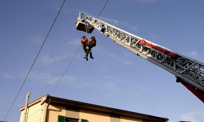 Crolla il solaio di una palazzina