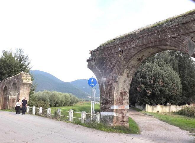 Pieni di crepe e pericolanti un appello per i condotti 