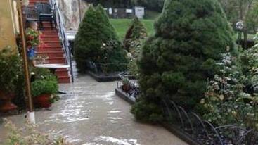 Gli ospiti dell’albergo aiutano i proprietari a togliere l’acqua