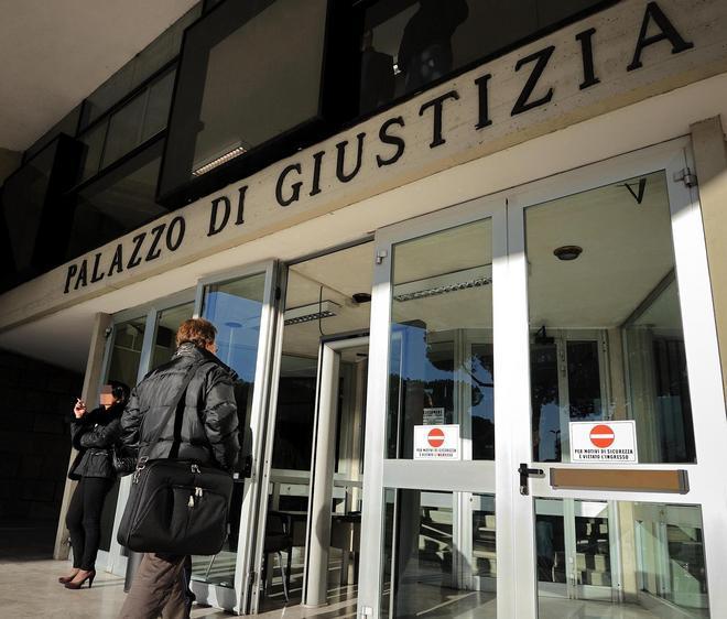 Costringe la madre a pulire gli escrementi