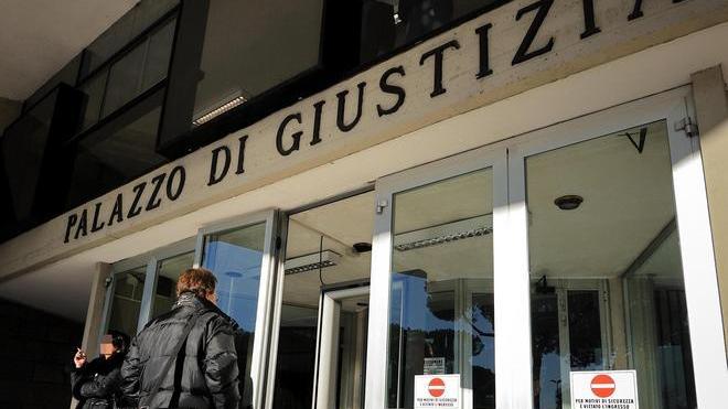 Costringe la madre a pulire gli escrementi