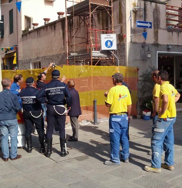 «Quel cantiere mi rovina» E s’incatena in municipio