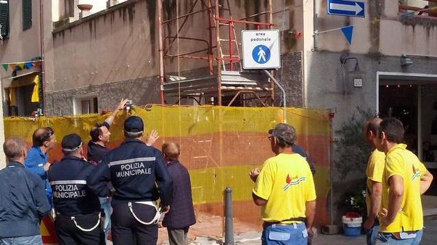 «Quel cantiere mi rovina» E s’incatena in municipio