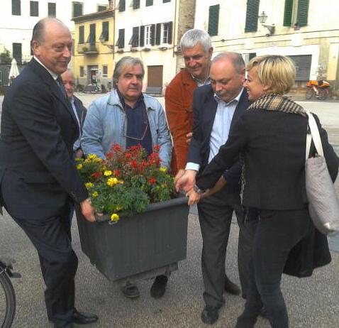 San Francesco, le auto violano l’area pedonale