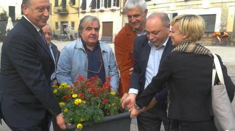 San Francesco, le auto violano l’area pedonale