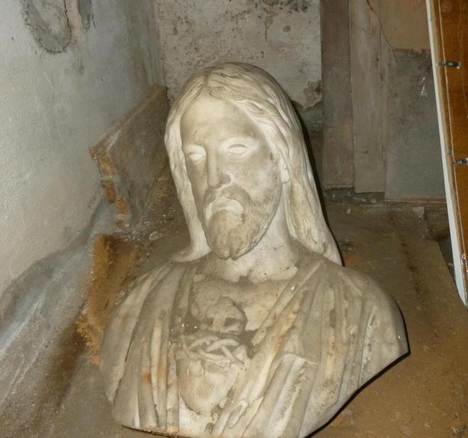 Tesori nascosti: ritrovato un busto del Sacro Cuore