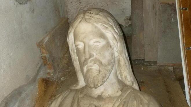 Tesori nascosti: ritrovato un busto del Sacro Cuore