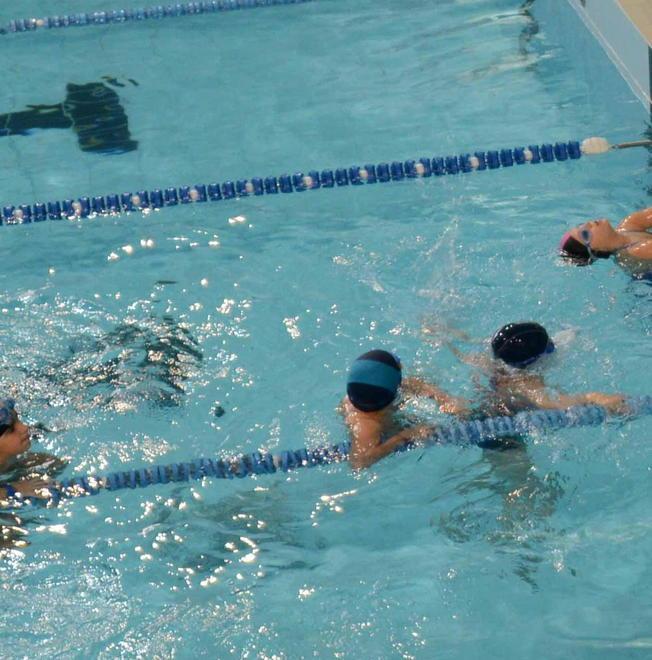 Una raccolta di firme per far riaprire la piscina Azzurra 