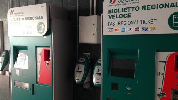 Prato, al Serraglio, fuori uso sia le biglietterie automatiche sia le macchine obliteratrici