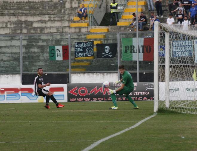 Calcio, Viareggio sconfitto nel derby: ai Pini passa il Prato 