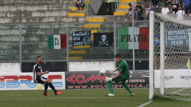 Calcio, Viareggio sconfitto nel derby: ai Pini passa il Prato