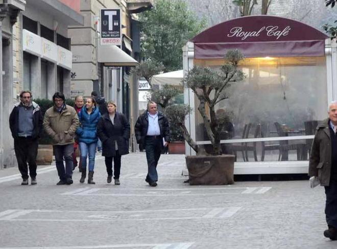 «Commercianti di Carrara siate un po’ più cortesi» 