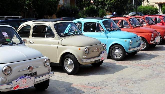 A Venturina show di auto storiche, moto e modellini