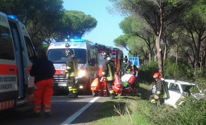 Finisce fuori strada addosso a un pino