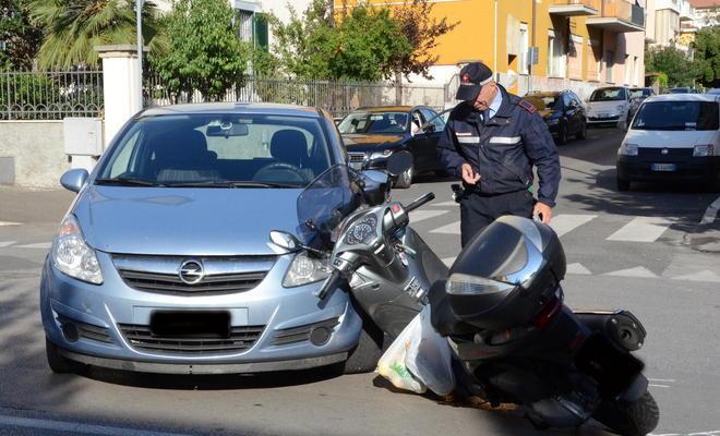 Con l’auto contro lo scooter all’incrocio