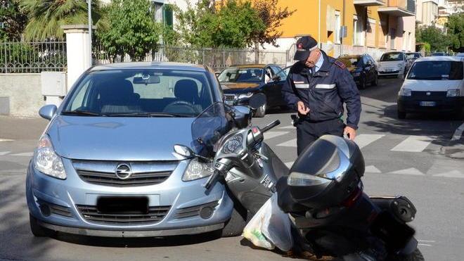 Con l’auto contro lo scooter all’incrocio