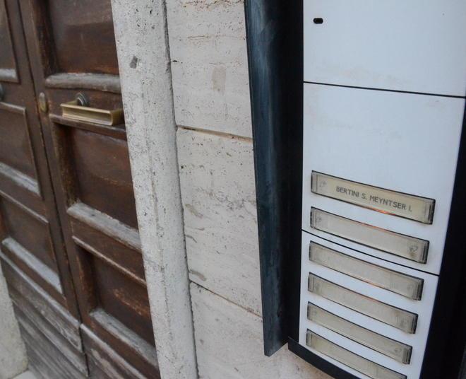 Un uomo normale impazzito di gelosia 