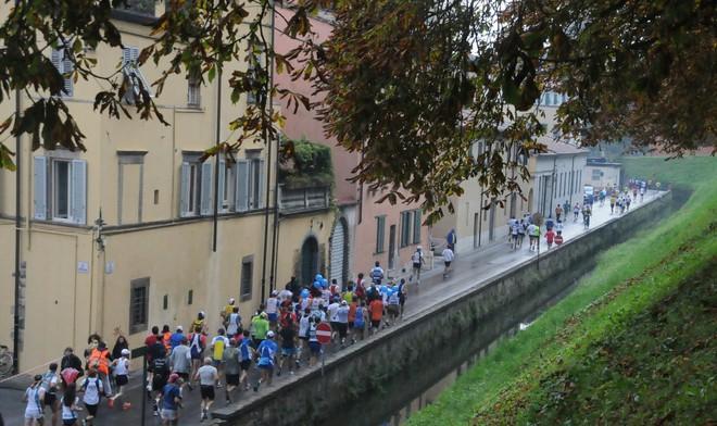 Scatta la Lucca Marathon strade chiuse fino alle 15 
