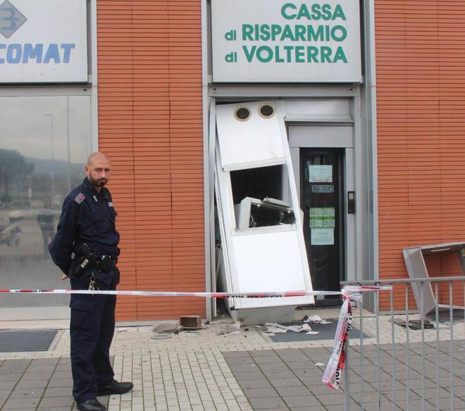 Fanno saltare in aria il bancomat 