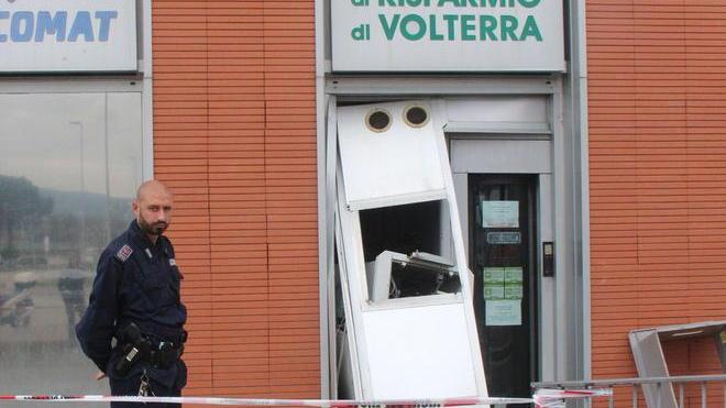 Fanno saltare in aria il bancomat