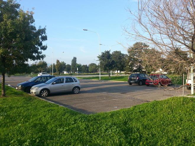 Parcheggio deserto, nessuna manifestazione contro Milone 