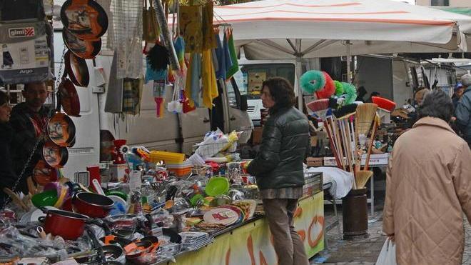 Mercato sperimentale in piazza Pertini: bando per sei banchi