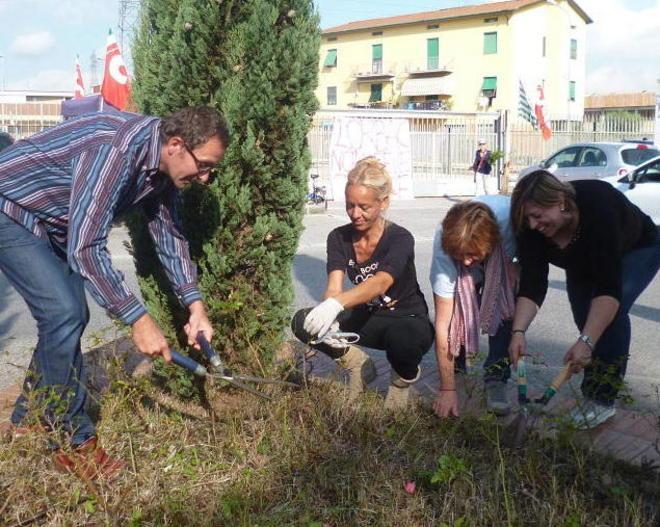 Sistemano le aree a verde durante il sit-in ad oltranza contro la perdita del lavoro 