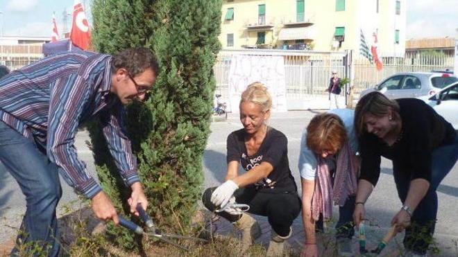 Sistemano le aree a verde durante il sit-in ad oltranza contro la perdita del lavoro